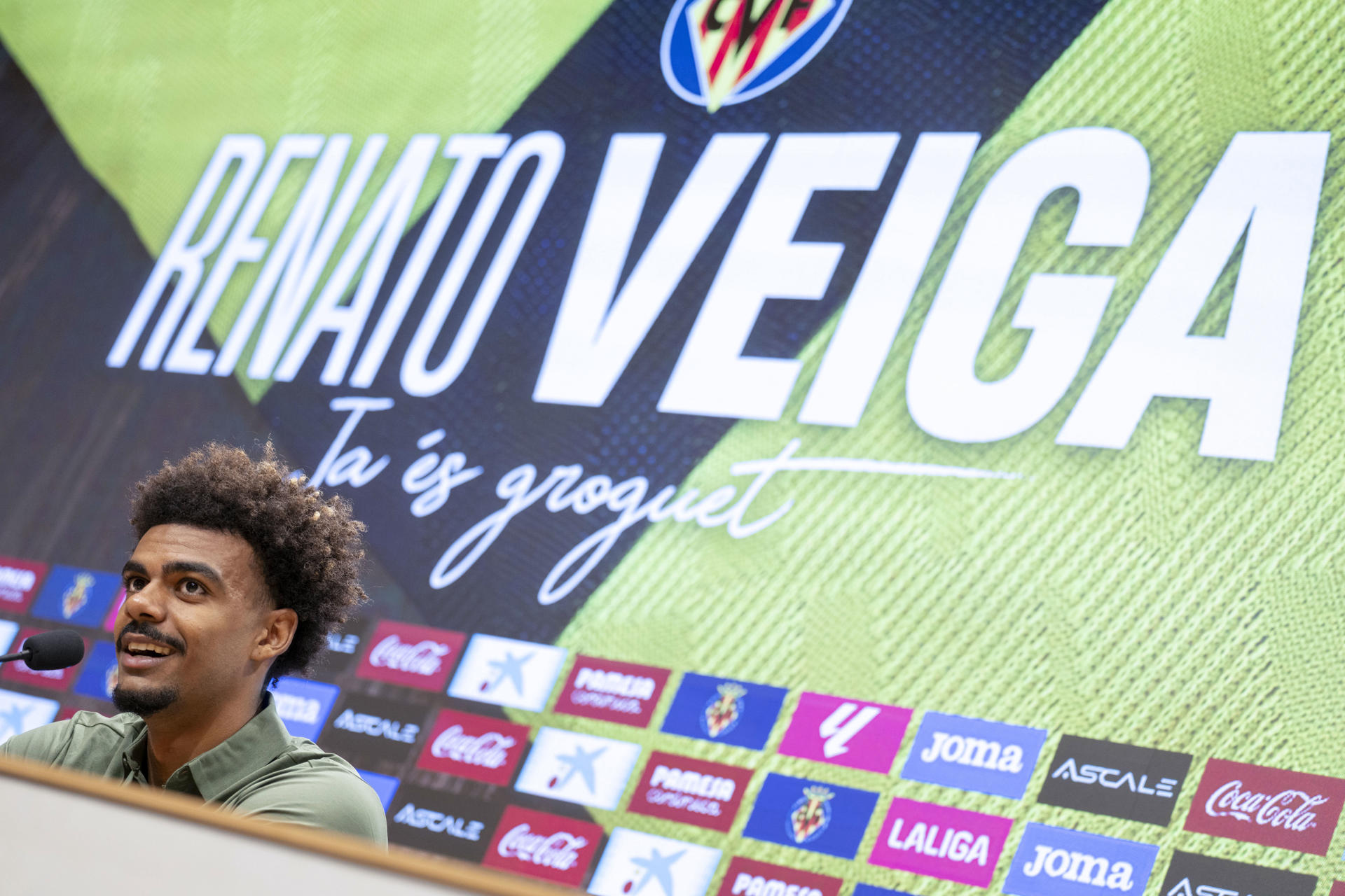 El defensa internacional portugués Renato Veiga, el fichaje más caro de la historia del Villarreal, durante su presentación como nuevo jugador este martes en el Estadio de la Cerámica. EFE/ Andreu Esteban