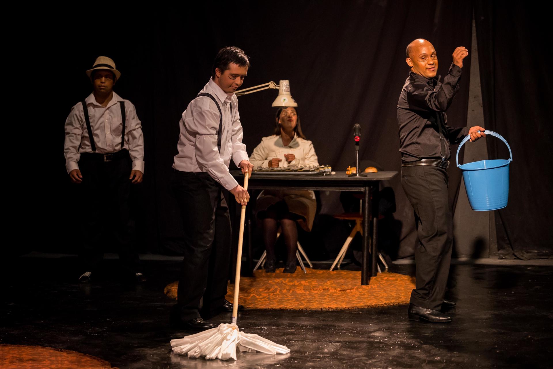 Un grupo de actores participan en una obra de teatro este jueves, en Caracas (Venezuela). EFE/ Miguel Gutierrez

