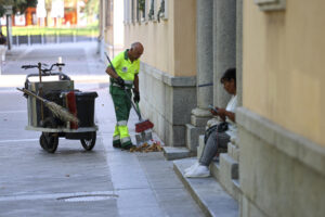 Imagen del 04/08/2025 de un empleado de los servicios de limpieza en Toledo. EFE/ Ismael Herrero