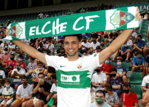 Fotografía de Morell, en la que puede verse en una foto de archivo del 7 de septiembre de 2021 al centrocampista argentino Javier Pastore cuando fichó por el Elche. EFE