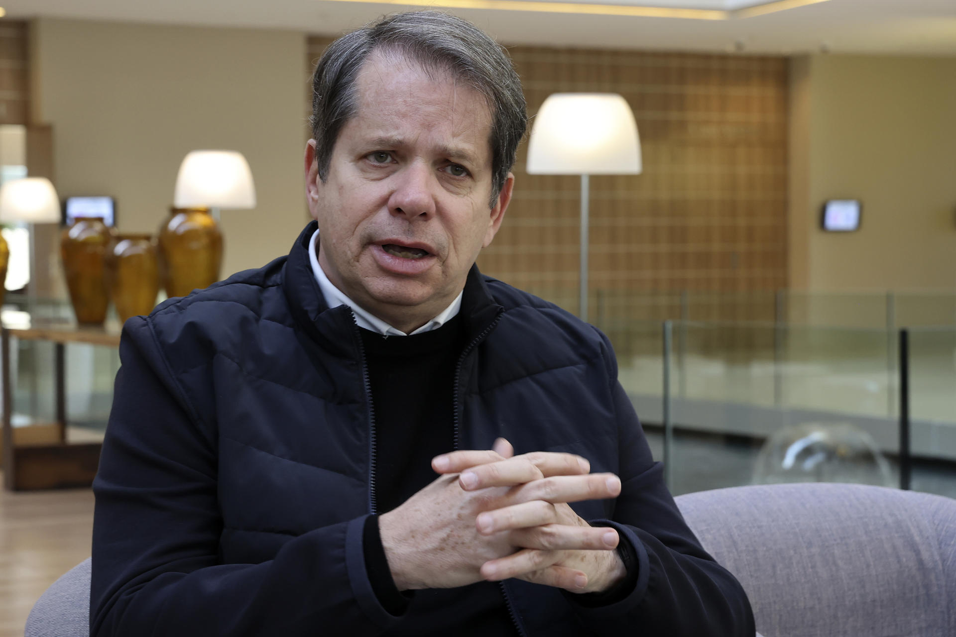 El presidente del Comité Olímpico de Brasil (COB), Marco Laporta, habla en entrevista en Luque (Paraguay). EFE/Rodrigo Sepulveda