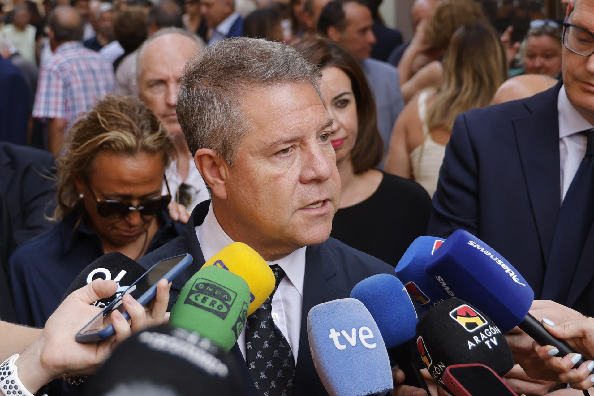El presidente de Castilla-La Mancha, Emiliano García Page, hace declaraciones a su llegada al tanatorio del expresidente de Aragón Javier Lambán, fallecido este pasado viernes. EFE/Toni Galán
