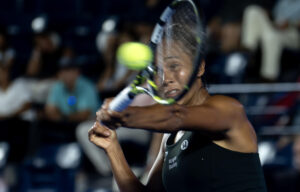 La canadiense Leylah Fernández devuelve una bola ante la rumana Jaqueline Cristian este lunes, durante un partido de la primera ronda del Abierto de Tenis de Monterrey. EFE/ Miguel Sierra
