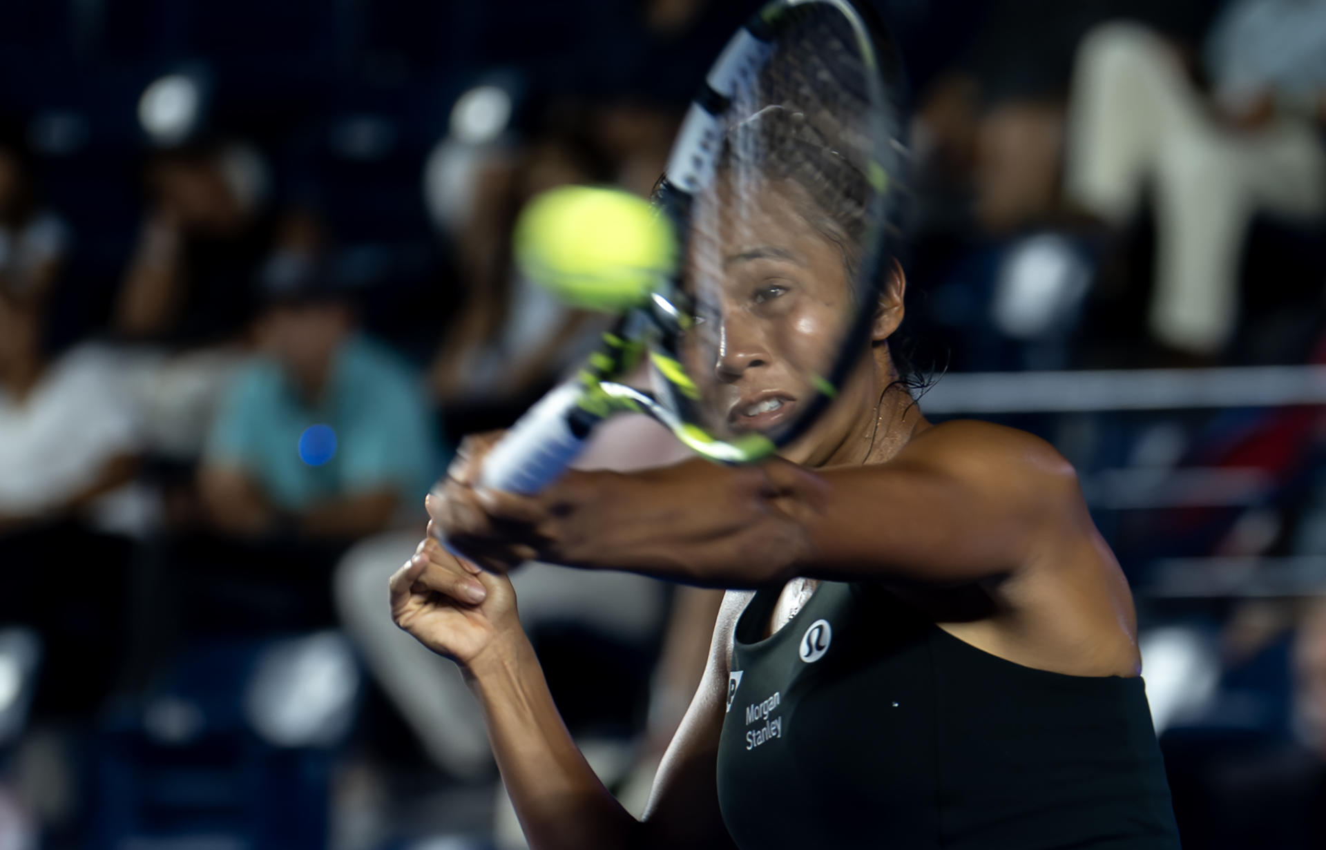 La canadiense Leylah Fernández devuelve una bola ante la rumana Jaqueline Cristian este lunes, durante un partido de la primera ronda del Abierto de Tenis de Monterrey. EFE/ Miguel Sierra