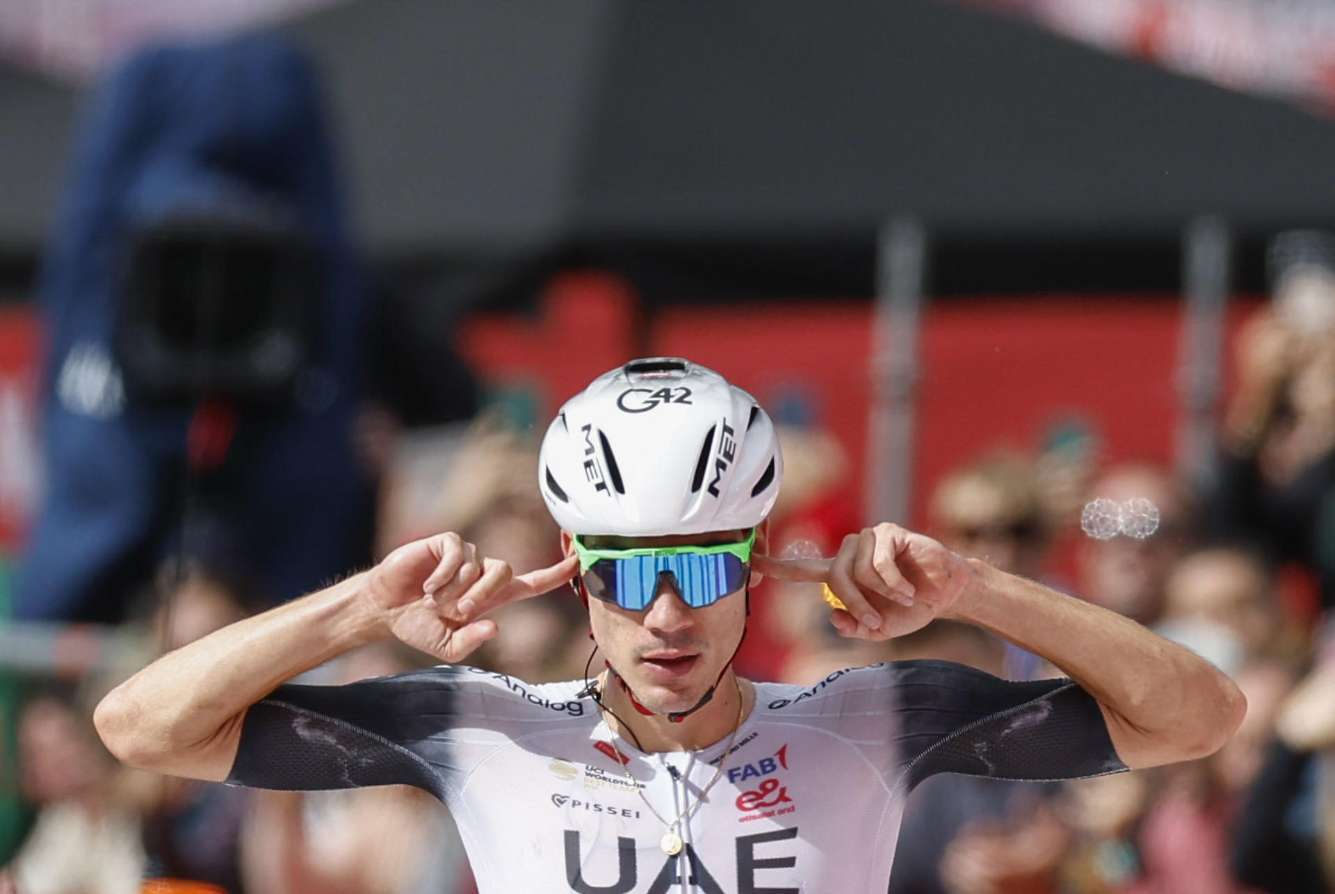 El ciclista español del Emirates UAE Juan Ayuso celebra su victoria en la séptima etapa de la Vuelta Ciclista a España que vive este viernes su segunda jornada montañosa con salida en Andorra La Vella y llegada en Cerler (Huesca) tras 187 kilómetros de recorrido. EFE/Javier Lizón