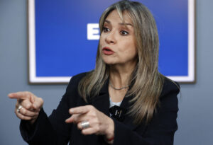 La precandidata a la Presidencia de Colombia Vicky Dávila habla durante una entrevista con EFE este lunes, en Bogotá (Colombia). EFE/ Mauricio Dueñas Castañeda