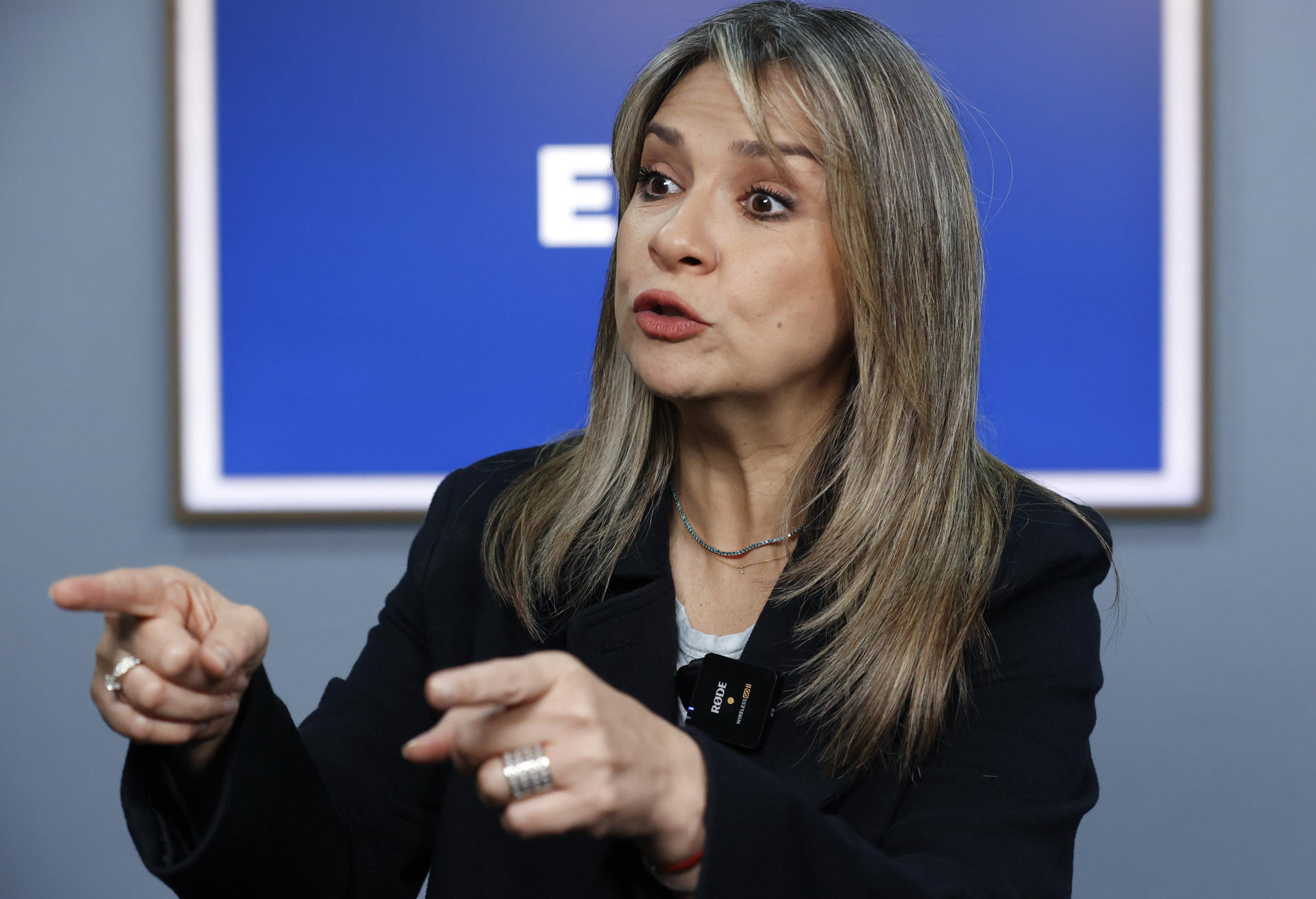 La precandidata a la Presidencia de Colombia Vicky Dávila habla durante una entrevista con EFE este lunes, en Bogotá (Colombia). EFE/ Mauricio Dueñas Castañeda