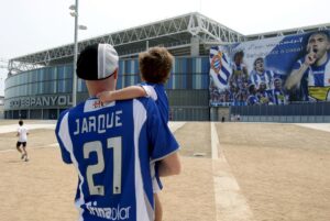 Fotografía de Julián Martín, en la que puede verse en una imagen de archivo del 10 de agosto de 2009 a seguidores del RCD Espanyol rindiendo homenaje al entonces capitán del equipo Dani Jarque. EFE