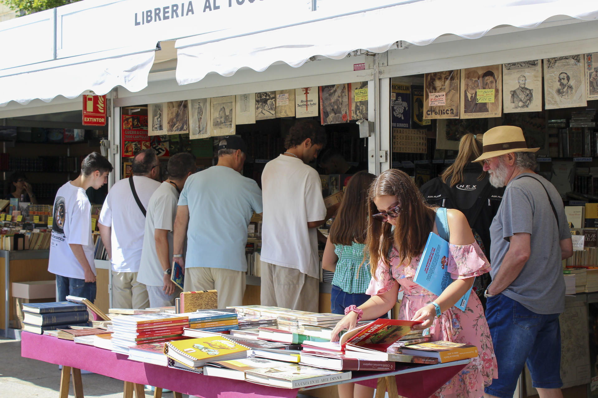 Vista de la Feria del Libro Viejo de Santander 2025, que ha sido inaugurada este sábado y estará en la Plaza Alfonso XIII hasta el 17 de agosto. EFE/Eva García