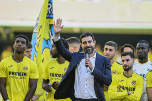 El jugador del Villarreal, Raúl Albiol, se despide del equipo después de 6 temporadas, tras el partido de la jornada 38 de LaLiga EA Sports que Villarreal y Sevilla han disputado este domingo en el Estadio de la Cerámica. Foto de archivo de: Andreu Esteban/EFE