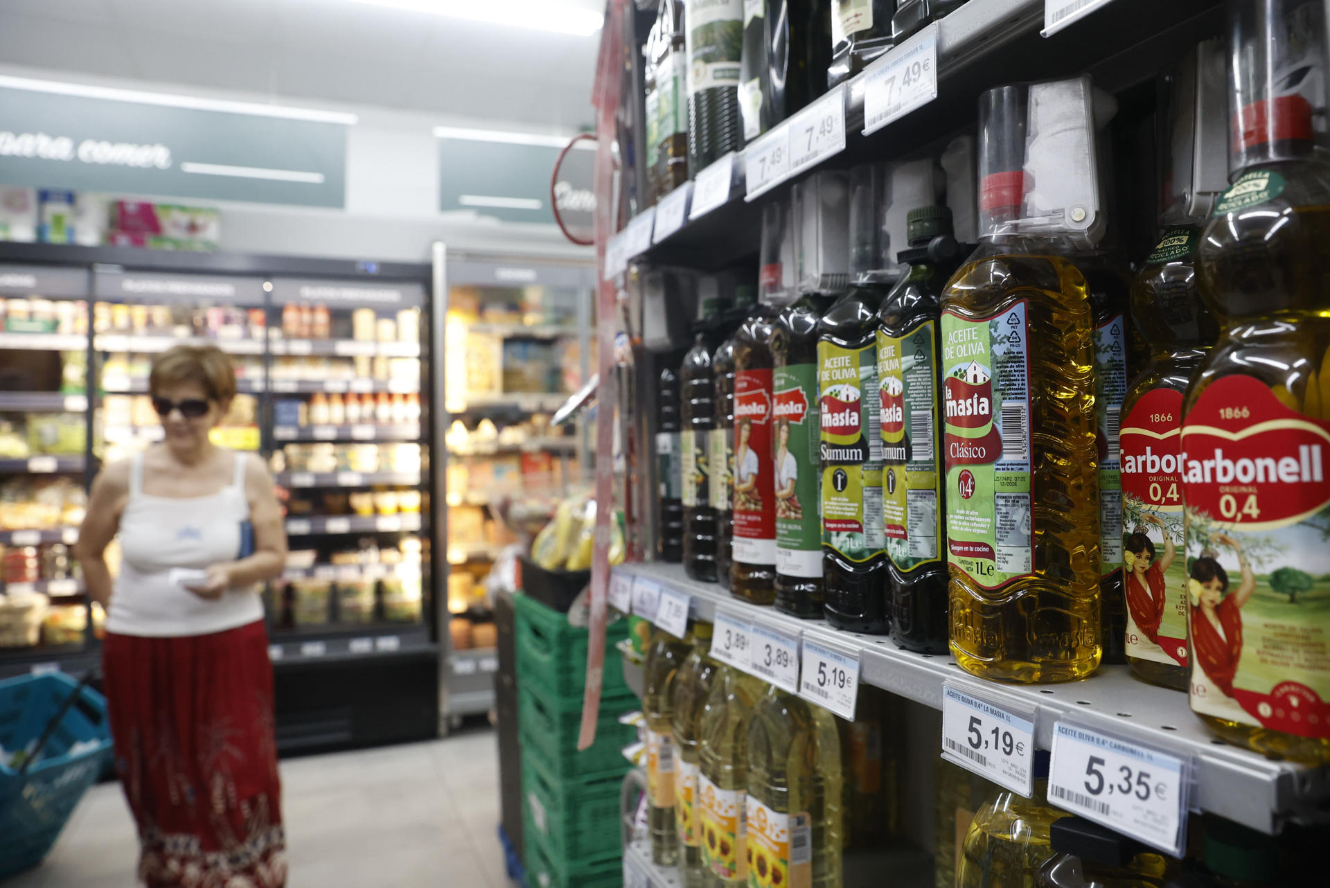 Lineal de aceite de distintas marcas en un supermercado este martes. Muchas familias se enfrentan a la "Operación Despensa" tras las vacaciones, un gasto que concentra el 20 % del comercio alimentario en línea de todo el año por un trasvase "brusco" en la demanda para reponer leche, legumbres y frescos en los hogares, que afrontan una cesta un 1,9 % más cara que en el arranque del año. EFE/ MARIO MORÓN