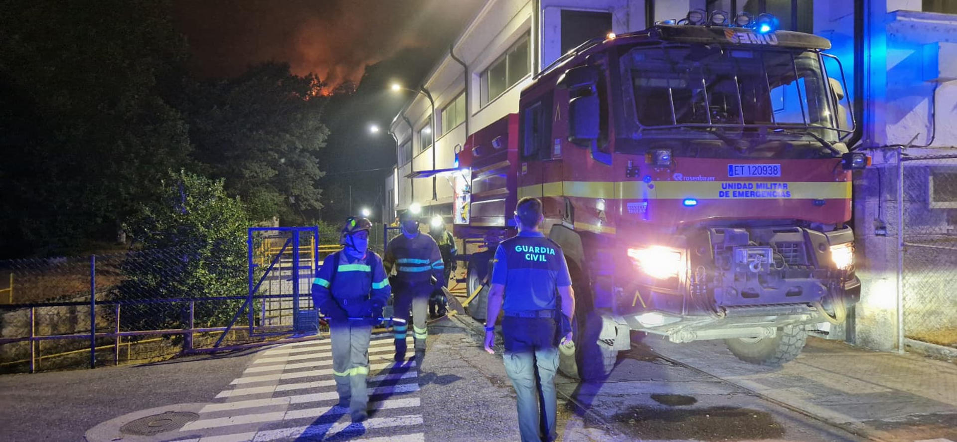 Trabajos de extinción y prevención llevados a cabo la ultima noche en el entorno de Moncabril por el incendio forestal de Porto (Zamora). EFEGuardia Civil de Zamora // SOLO USO EDITORIAL/SOLO DISPONIBLE PARA ILUSTRAR LA NOTICIA QUE ACOMPAÑA (CRÉDITO OBLIGATORIO)