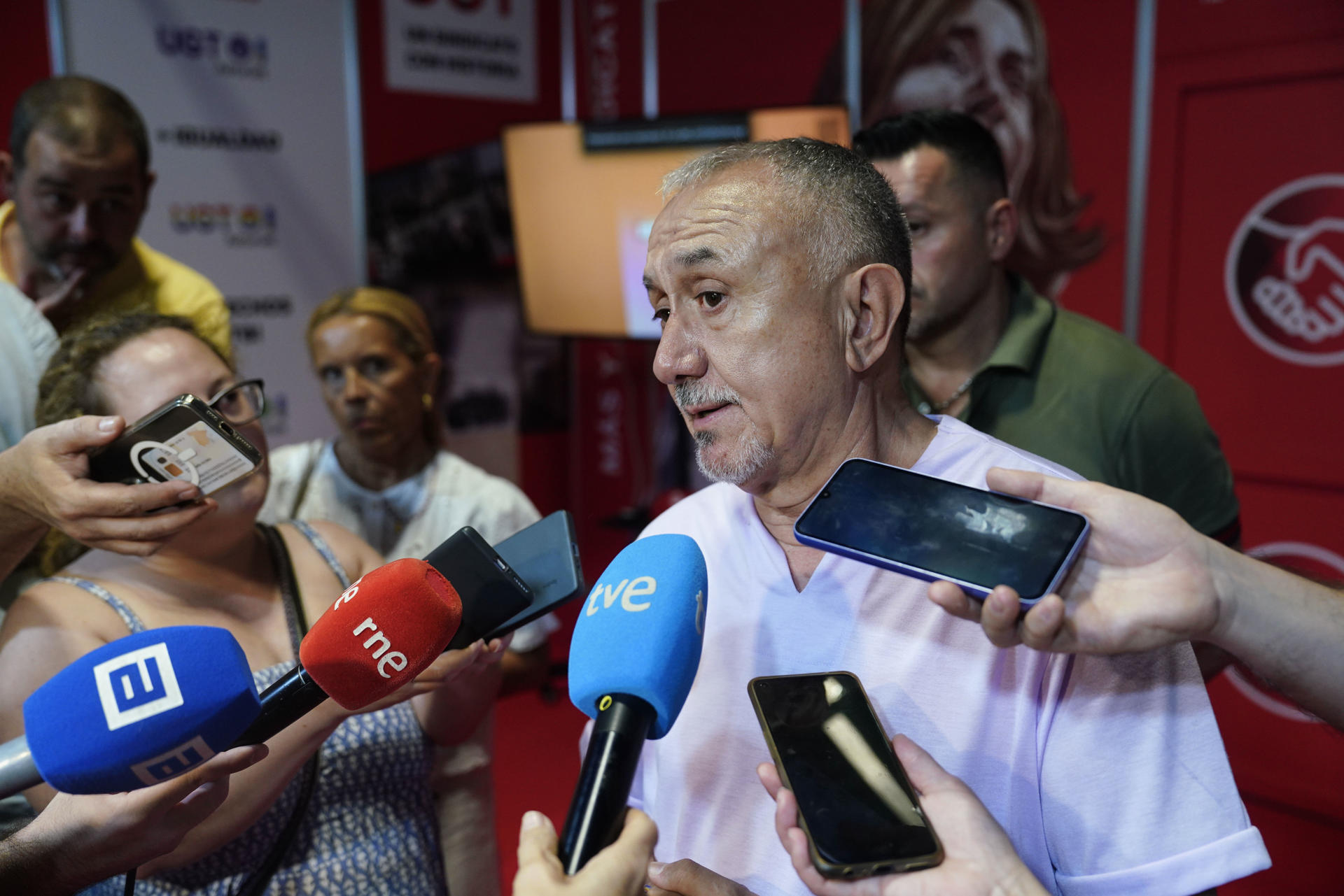 El secretario general de la Unión General de Trabajadoras (UGT), Pepe Álvarez, mantiene un encuentro con los medios de comunicación este martes, en el stand de UGT en la Feria Internacional de Muestras de Asturias (Fidma), en Gijón. Álvarez ha acusado este martes en Gijón a la "ultraderecha" de tratar de "dividir a los españoles" con situaciones relacionadas con la inmigración, como las acaecidas recientemente en Torre-Pacheco y Jumilla. EFE/  Paco Paredes