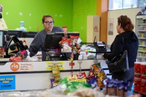 Fotografía de archivo de una mujer mientras realiza compras en Los Ángeles (EE.UU.). EFE/ALLISON DINNER