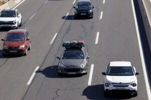Varios accidentes en carreteras de Madrid, Burgos, Murcia y Málaga complican el tráfico este sábado, segunda jornada de este fin de semana especial de operación retorno tras las vacaciones del verano, en el que se esperan más de cinco millones de viajes, especialmente de quienes terminan su descanso veraniego pero también de aquellos que lo inician. EFE/Chema Moya