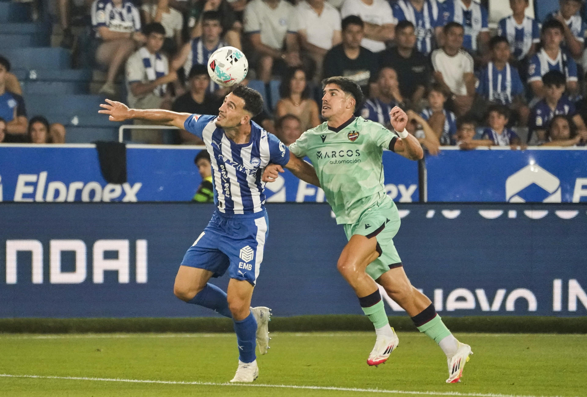 El lateral del Alavés Víctor Parada (i) pelea un balón ante el centrocampista del Levante Víctor García este sábado, durante el partido de la primera jornada de LaLiga EA Sports, que Deportivo Alavés y Levante UD disputan en el estadio Mendizorroza de Vitoria. EFE/ L. Rico
