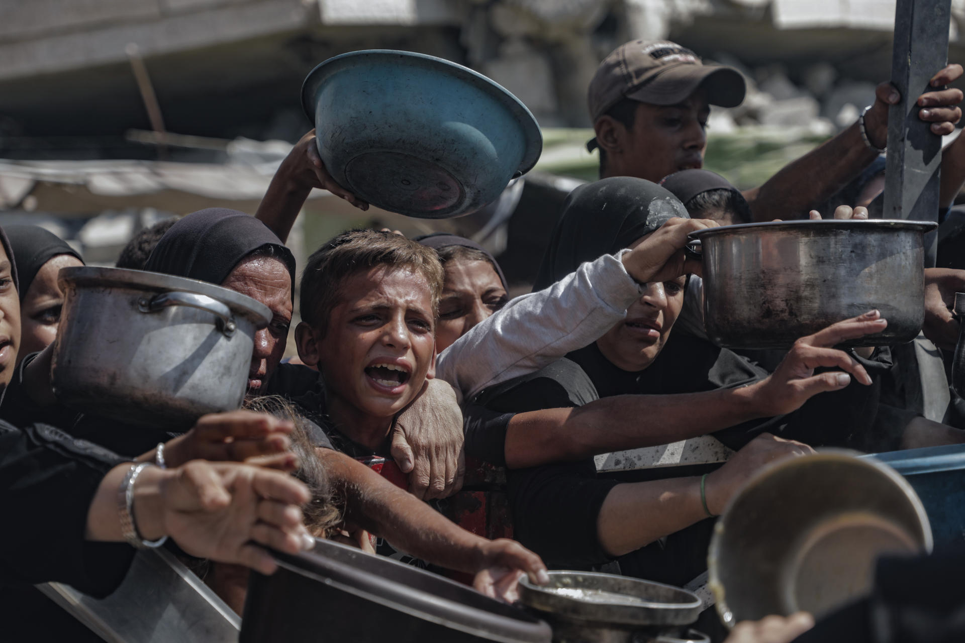 Fotografía tomada el 20 de julio en la ciudad de Gaza, de niños tratando de conseguir comida en los centros de distribución de ayuda humanitaria. La ONU confirmó hoy por primera vez de forma oficial algo que venían semanas alertando: que los palestinos de la Franja de Gaza sufren hambruna y que un total de 1,6 millones de los casi 2 millones de gazatíes padecen hambre. EFE/UNICEF/Mohammed Nateel -SOLO USO EDITORIAL/SOLO DISPONIBLE PARA ILUSTRAR LA NOTICIA QUE ACOMPAÑA (CRÉDITO OBLIGATORIO)-