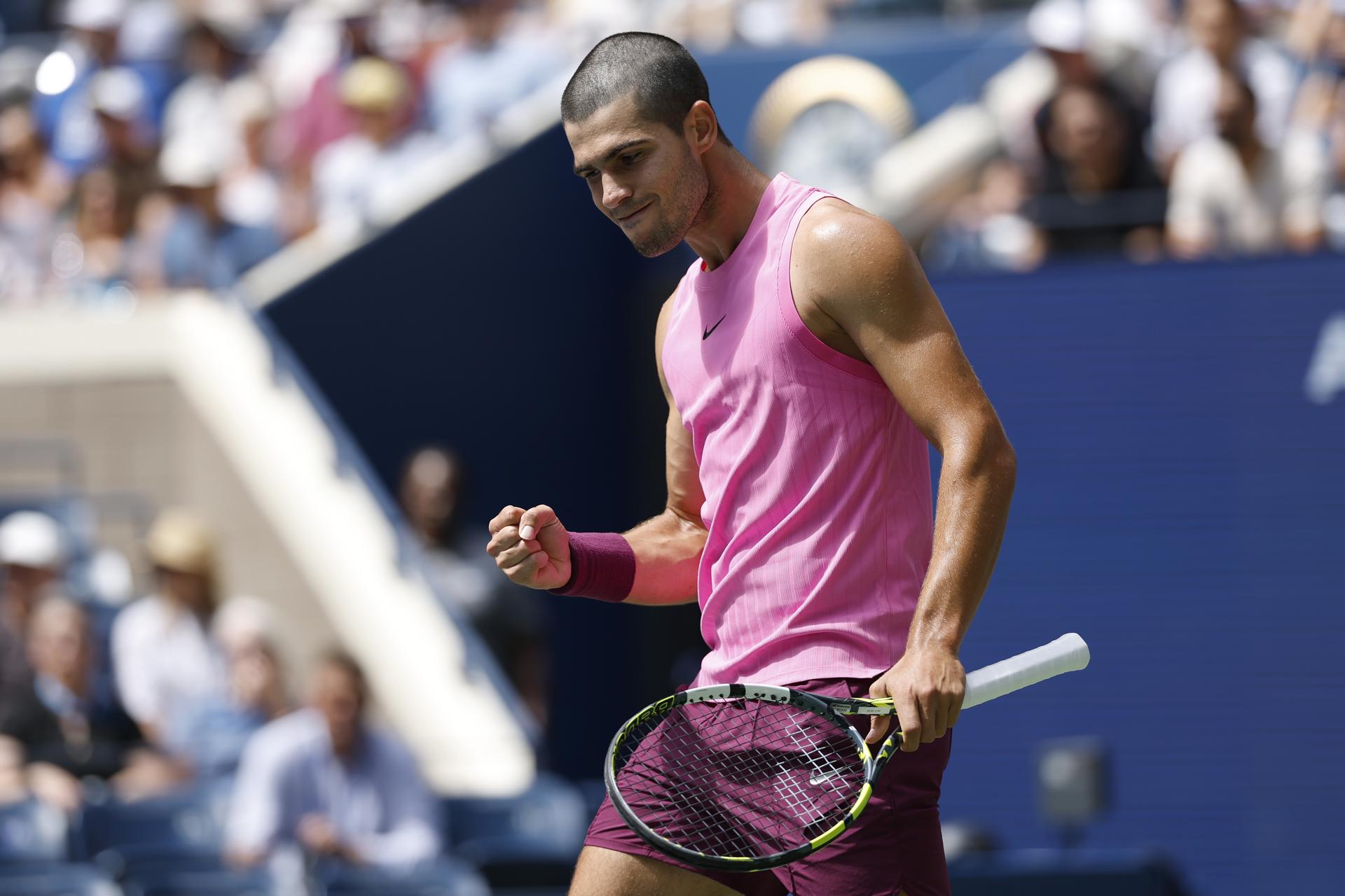 El español Carlos Alcaraz durante el partido contra el italiano Luciano Darderi, de la tercera ronda del Abierto de Estados Unidos. EFE/EPA/JOHN G. MABANGLO
