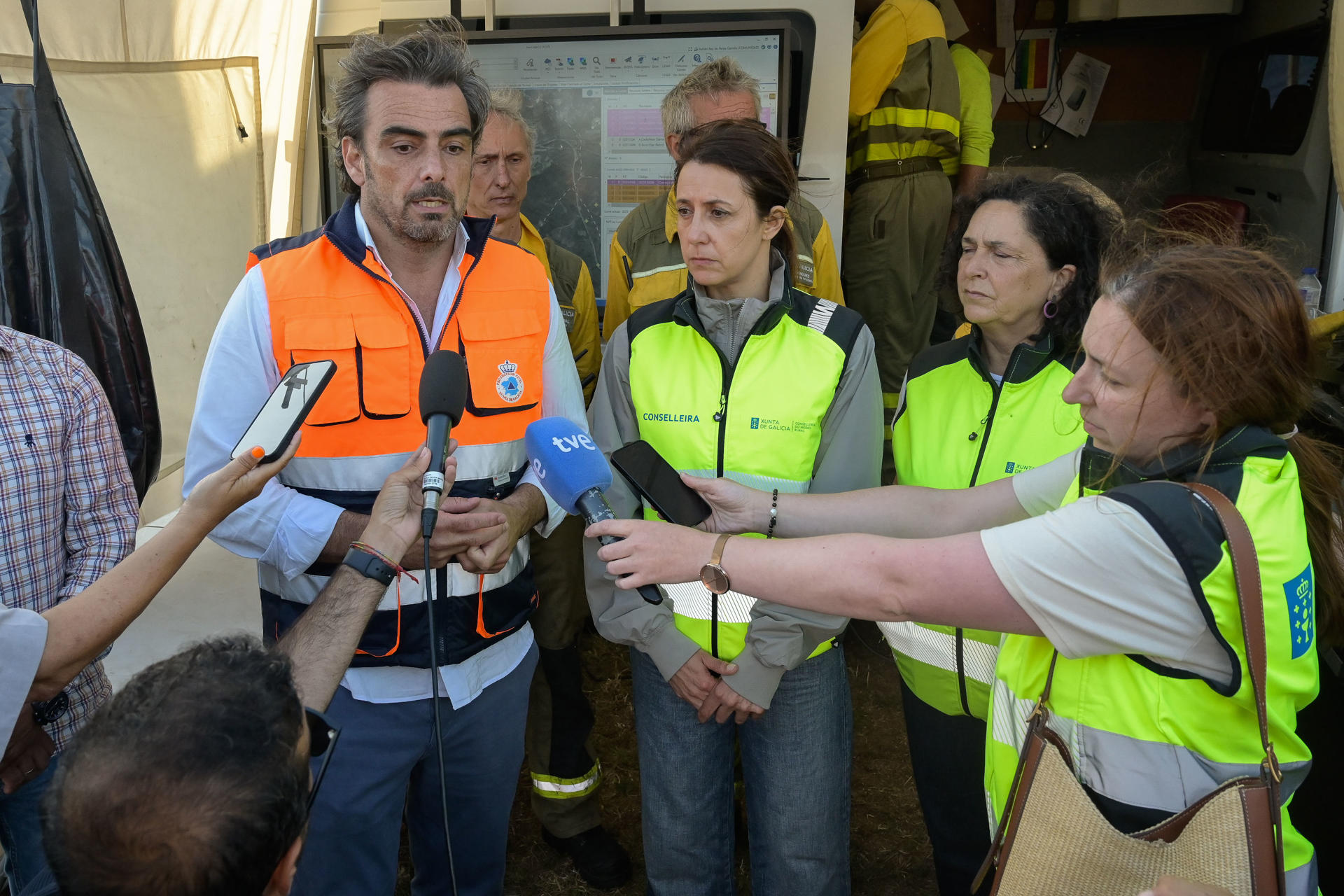 El conselleiro de Presidencia, Xustiza e Deportes, Diego Calvo (2i), y la conselleira do Medio Rural, María José Gómez (3i), hacen declaraciones a los medios hoy martes sobre el incendio forestal del ayuntamiento coruñés de Ponteceso, parroquia de Corme Aldea. EFE/Moncho Fuentes