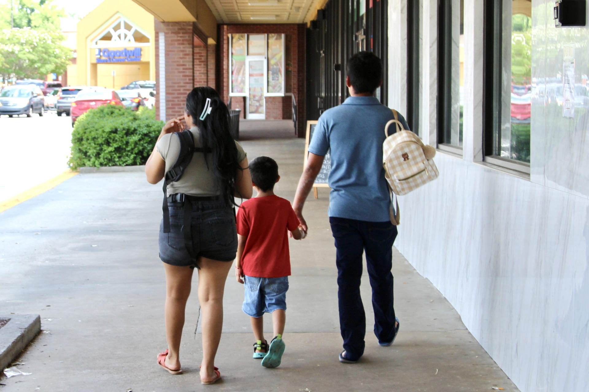 Fotografía del 26 de julio de 2025 de una familia hispana caminando en Buford Highway, el corazón de la comunidad hispana en la zona metropolitana de Atlanta, Georgia (Estados Unidos). EFE/ Marcelo Wheelock
