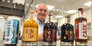 El neurocientífico David Nutt, en su laboratorio GABA Labs de la localidad de Hemel Hempstead, a las afueras de Londres, donde se ha desarrollado por primera vez una cerveza sin alcohol capaz de producir los tempranos efectos de la embriaguez, coloquialmente conocido como estar 'piripi', apta para la desinhibición social y sin dejar resaca. "Proporciona los mismos efectos que la gente busca en una bebida, relajación, sociabilidad, pero con un impacto mucho menor que el alcohol", afirma Nutt. EFE/Guillermo Garrido Serrano