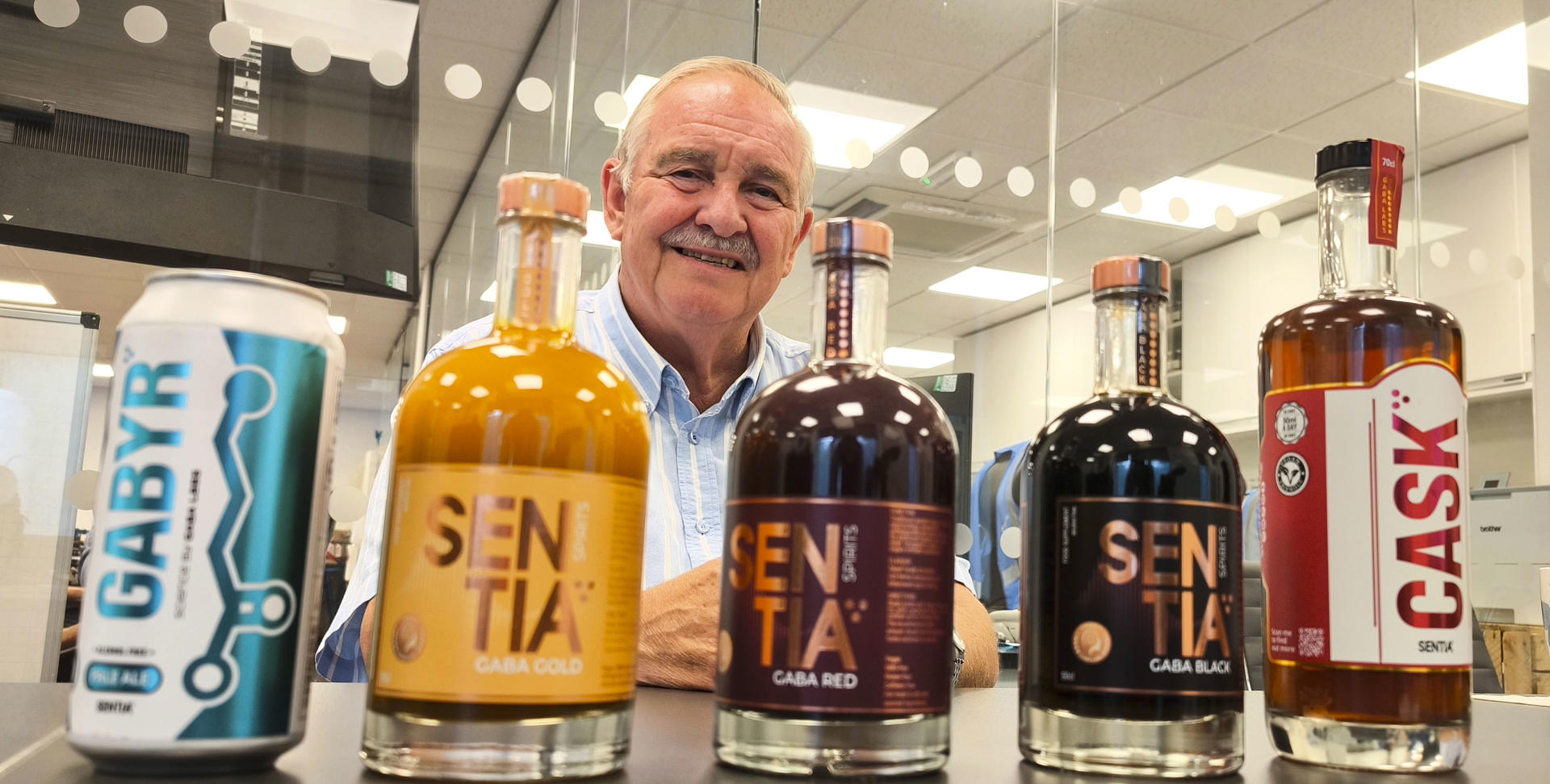 El neurocientífico David Nutt, en su laboratorio GABA Labs de la localidad de Hemel Hempstead, a las afueras de Londres, donde se ha desarrollado por primera vez una cerveza sin alcohol capaz de producir los tempranos efectos de la embriaguez, coloquialmente conocido como estar 'piripi', apta para la desinhibición social y sin dejar resaca. "Proporciona los mismos efectos que la gente busca en una bebida, relajación, sociabilidad, pero con un impacto mucho menor que el alcohol", afirma Nutt. EFE/Guillermo Garrido Serrano