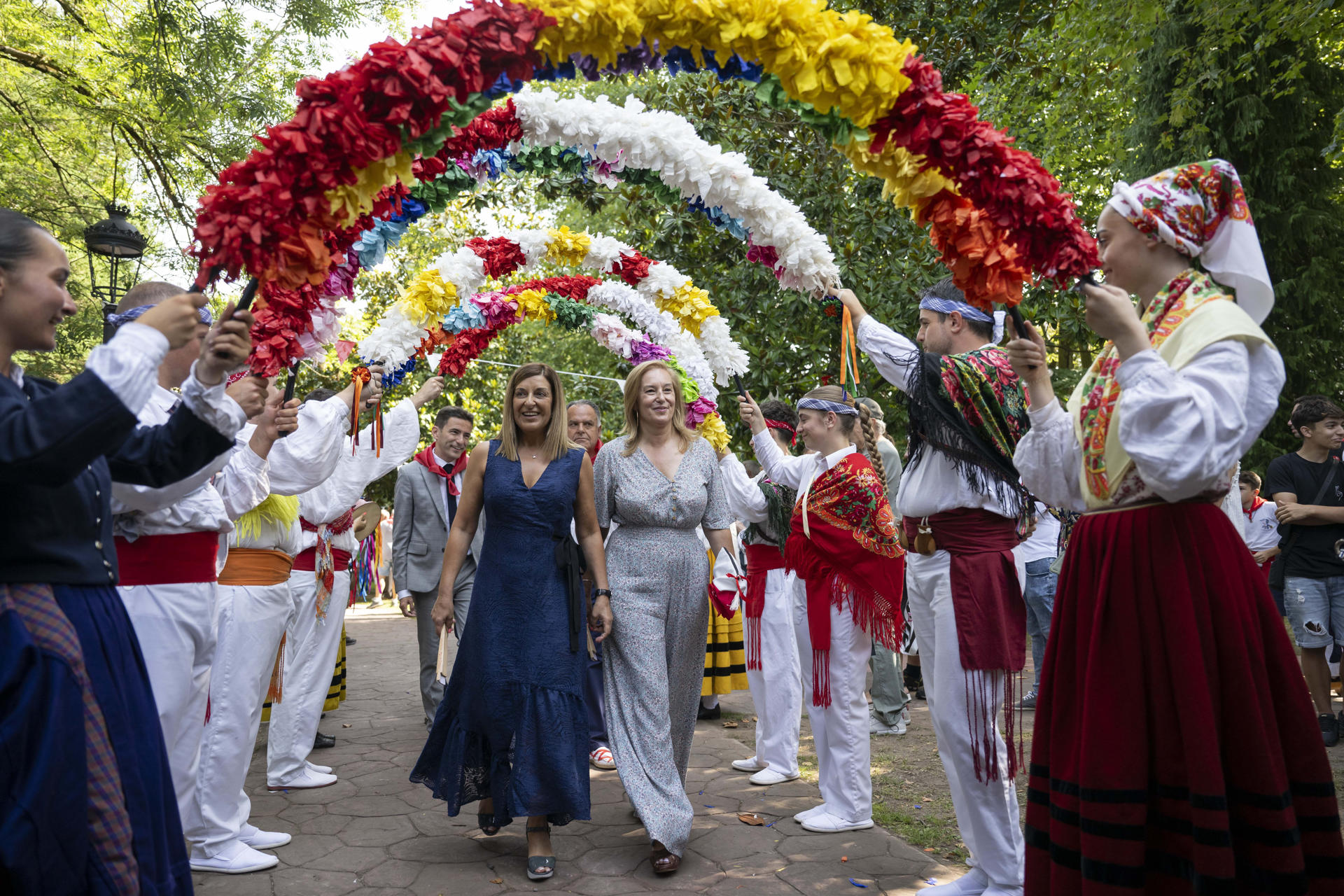 La presidenta de Cantabria, María José Sáenz de Buruaga (i), junto a la presidenta del Parlamento de Cantabria, María José González Revuelta (d), durante la celebración, este domingo, del Día de Cantabria. EFE/Pedro Puente Hoyos
