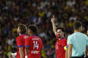 El jugador del PSG Vitinha (C) celebra el 1-0 durante el partido de la Ligau1  que han jugado FC Nantes y Paris Saint Germain en Nantes, Francia. EFE/EPA/Mohammed Badra