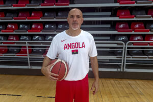 El español Pep Clarós (Barcelona, 1969), entrenador de la selección de baloncesto de Angola, durante la entrevista con EFE este domingo en Madrid, donde la selección angoleña ultima su concentración antes de poner rumbo al Afrobasket. Clarós es todo un trotamundos del baloncesto. Con experiencia en 13 países, comenzó en la liga universitaria de Estados Unidos y pasó como asistente y entrenador principal en el Joventut de Badalona (2008-2011), época en la que coincidió con Ricky Rubio, "un jugador especial". EFE/ Pedro Martín