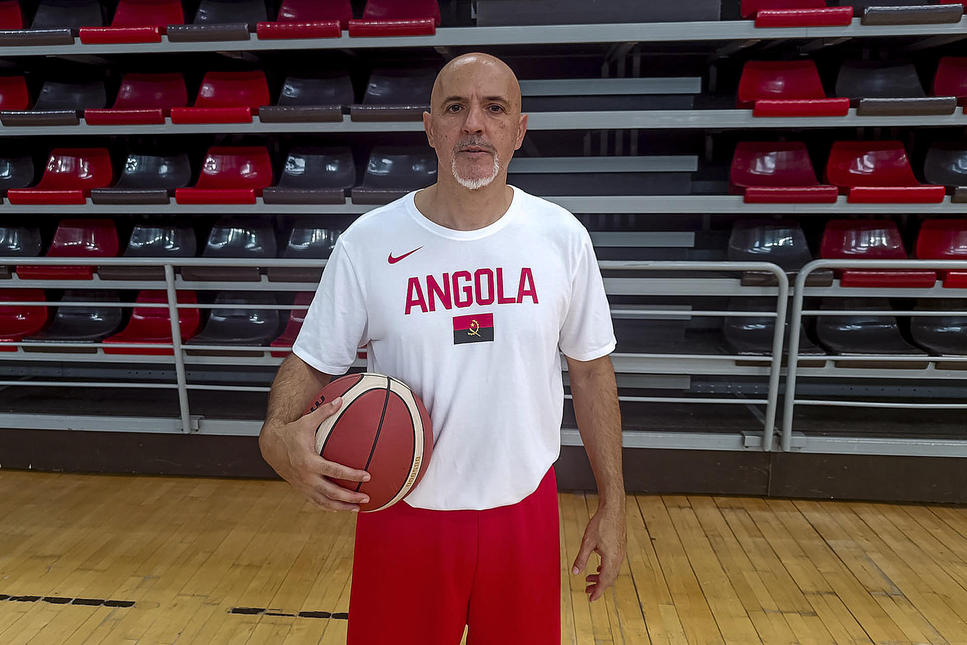 El español Pep Clarós (Barcelona, 1969), entrenador de la selección de baloncesto de Angola, durante la entrevista con EFE este domingo en Madrid, donde la selección angoleña ultima su concentración antes de poner rumbo al Afrobasket. Clarós es todo un trotamundos del baloncesto. Con experiencia en 13 países, comenzó en la liga universitaria de Estados Unidos y pasó como asistente y entrenador principal en el Joventut de Badalona (2008-2011), época en la que coincidió con Ricky Rubio, "un jugador especial". EFE/ Pedro Martín