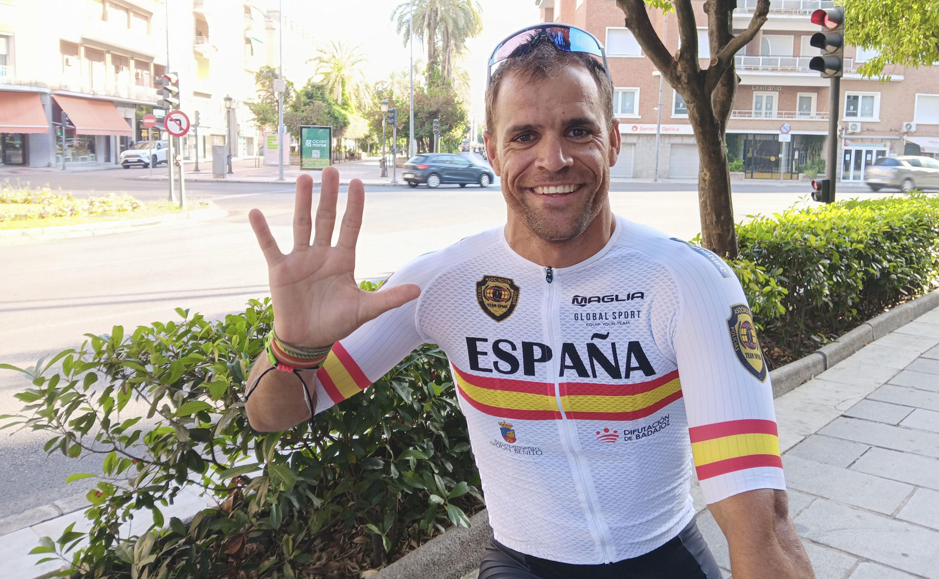 El extremeño Javier Sánchez Cidoncha, policía local en Olivenza, ganador de cinco medallas de ciclismo en los Juegos Mundiales de Policías y Bomberos, celebrados en Birmingham (Estados Unidos). EFE/ José Luis Real