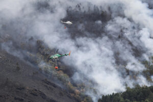 - El incendio forestal originado en Larouco (Ourense), considerado ya el mayor de todos los declarados en Galicia desde que hay registros, sigue ardiendo sin control y amenaza áreas protegidas de los montes de la sierra de O Courel. EFE/Eliseo Trigo