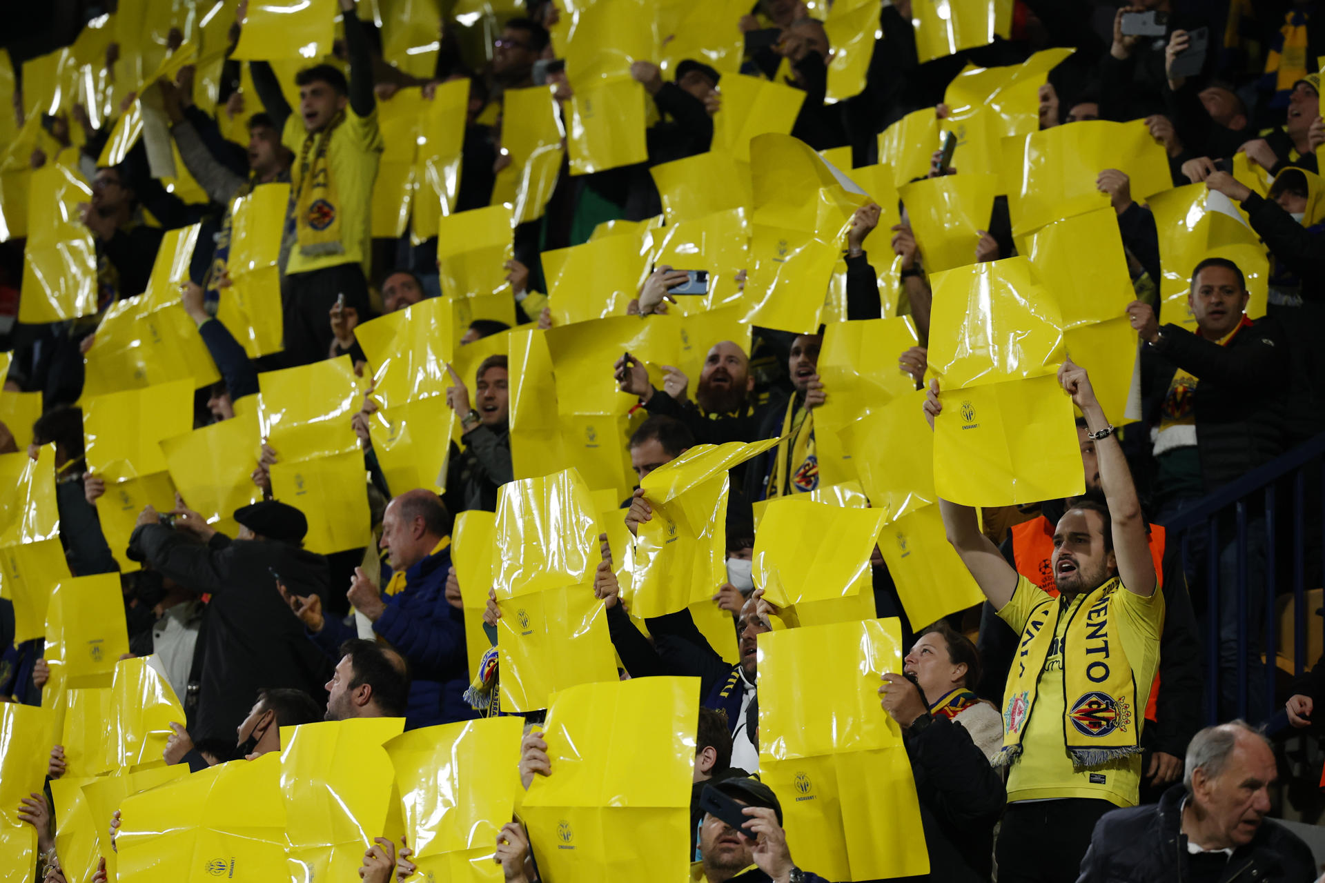 Fotografía de Biel Aliño, en la que puede verse en una imagen de archivo del 3 de mayo de 2022 a aficionados del Villarreal durante un partido. EFE