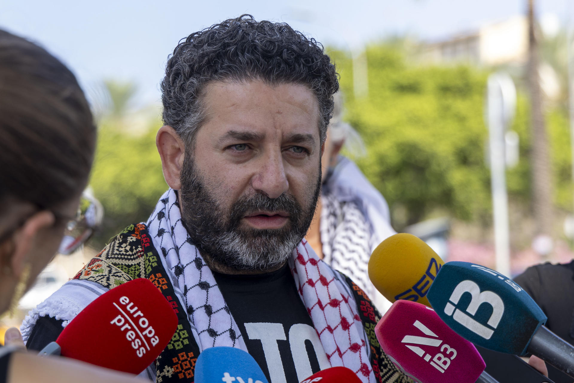 El coordinador de la Global Sumud Flotilla, Saif Abukeshek, participante de la Global March To Gaza, durante la rueda de prensa ofrecida este jueves en Palma de Mallorca. EFE/Cati Cladera
