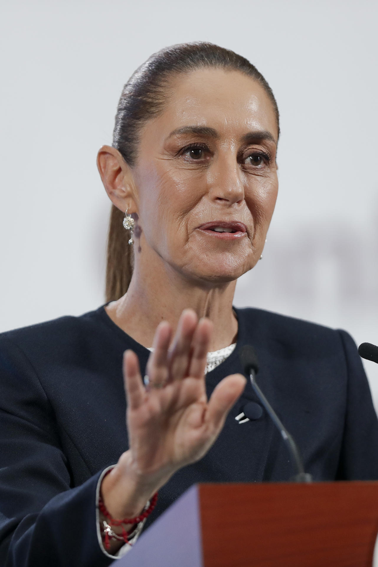 La presidenta de México, Claudia Sheinbaum, habla en una rueda de prensa este martes, en el Palacio Nacional de la Ciudad de México (México). EFE/ Isaac Esquivel
