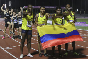 Carlos Florez (i), Enoc Marún (2i), Oscar Baltán (2d) y Ronal Longa (d), de Colombia, ganaron la medalla de oro en el relevo 4x100 metros, en los II Juegos Panamericanos Junior, en Luque (Paraguay). EFE/Rodrigo Sepúveda