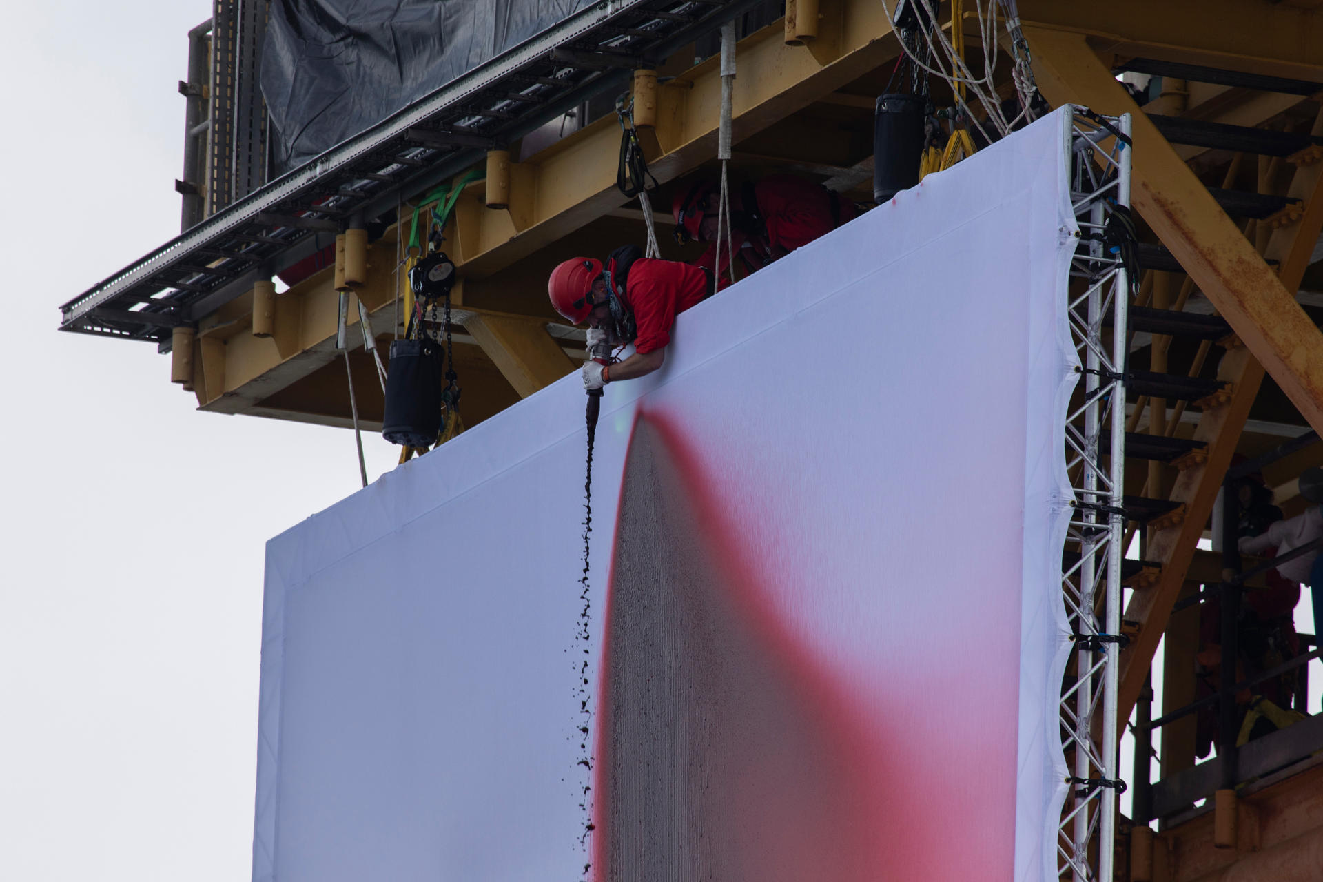 Greenpeace ha instalado en una plataforma gasística de la multinacional Shell en el mar del Norte una obra de la artista Anish Kapoor para denunciar el impacto de los combustibles fósiles en el clima, informó este jueves la organización ecologista. EFE/ Andrew Mcconnell / Greenpeace SOLO USO EDITORIAL SOLO DISPONIBLE PARA ILUSTRAR LA NOTICIA QUE ACOMPAÑA (CRÉDITO OBLIGATORIO)
