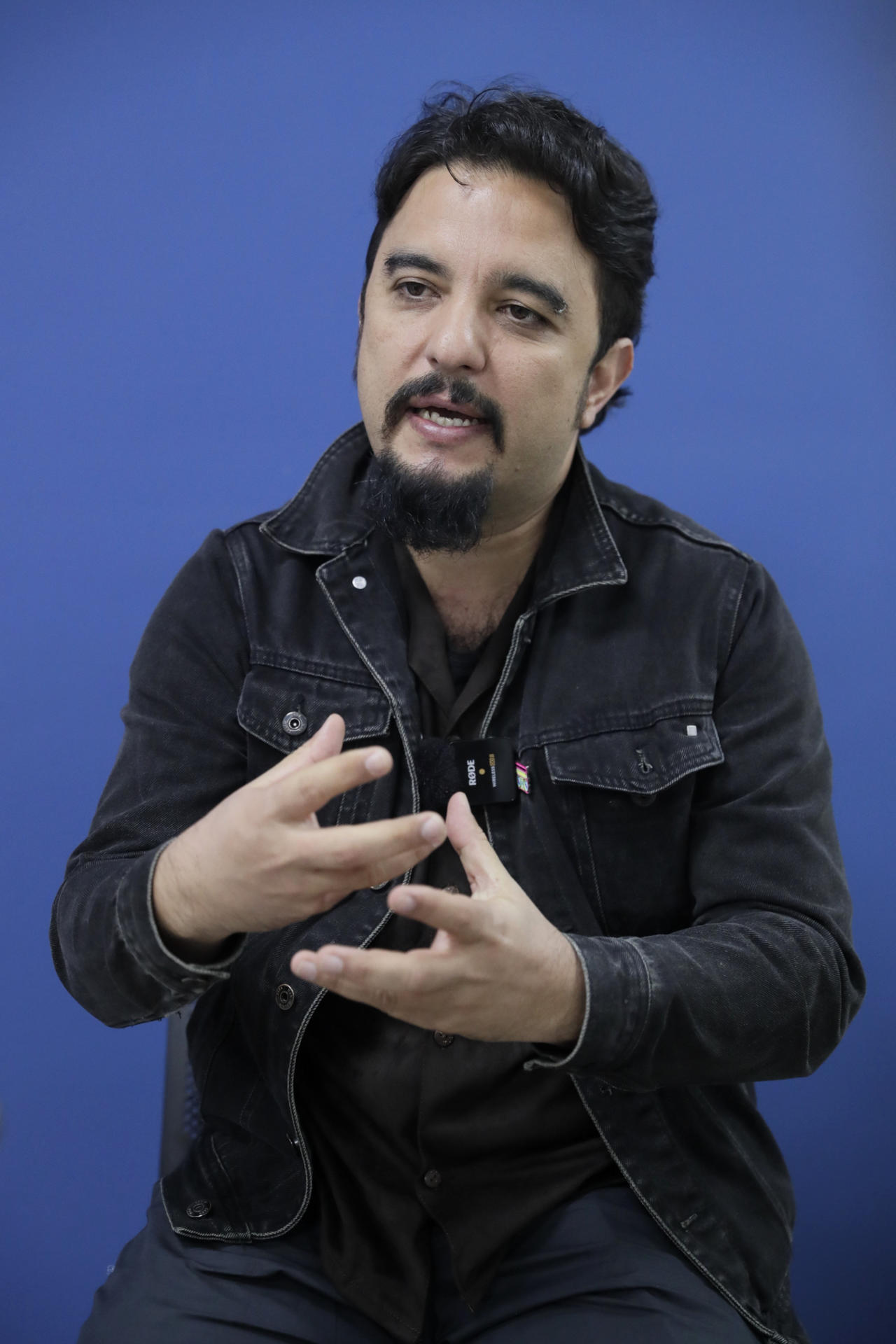Fotografía del 8 de agosto de 2025 del cineasta colombiano David Gaona hablando durante una entrevista con EFE en Bogotá (Colombia). Gaona acaba de estrenar en su país 'Adiós al Amigo', un western ambientado en la Guerra de los Mil Días que revisa uno de los episodios más sangrientos de la historia colombiana y lo "extrapola al tiempo presente" para reflexionar sobre la creciente polarización política y social. EFE/ Carlos Ortega
