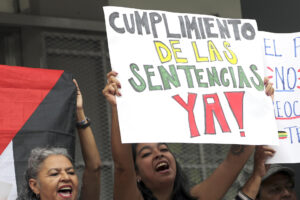 Una mujer sostiene un cartel durante una manifestación en apoyo al pueblo garífuna este viernes, en Tegucigalpa (Honduras). EFE/ Gustavo Amador