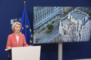 La presidenta de la Comisión Europea, Ursula von der Leyen, pronuncia un discurso tras los últimos ataques rusos a Kiev, en Bruselas, Bélgica, 28 de agosto de 2025. Los misiles rusos alcanzaron la delegación de la UE en Kiev mientras Rusia lanzaba un ataque nocturno sobre Ucrania, en el que al menos 14 personas murieron, incluyendo 3 niños, y 38 resultaron heridas en Kiev. (Bélgica, Rusia, Ucrania, Bruselas, Kiev) EFE/EPA/OLIVIER HOSLET