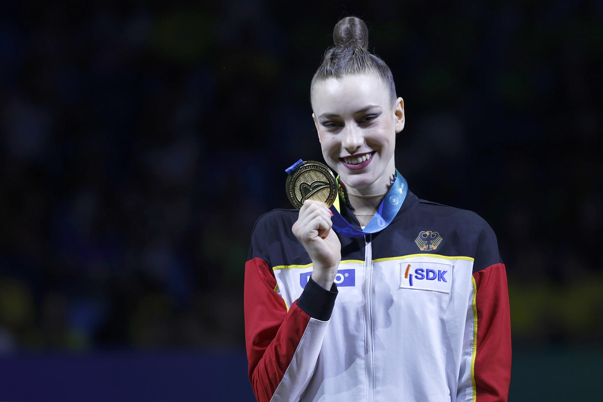La alemana Darja Varfolomeev sostiene la medalla de oro luego de su primer lugar en la categoría de pelota individual este domingo, en el Campeonato Mundial de Gimnasia Rítmica en Río de Janeiro (Brasil). EFE/ Antonio Lacerda