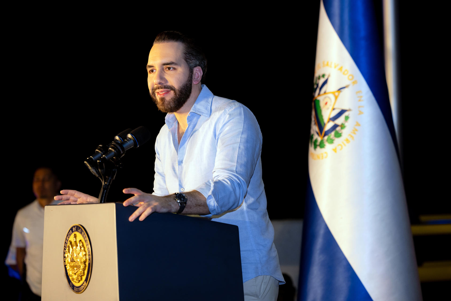 Fotografía tomada el 11 de agosto de 2025 cedida por el Gobierno de El Salvador, que muestra al presidente Nayib Bukele hablando durante la inauguración de un puente en San Miguel (El Salvador). EFE/ Gobierno de El Salvador