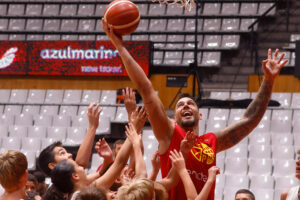 El pívot de la selección española de baloncesto Willy Hernangómez participa este miércoles en Badalona en el entrenamiento previo al partido amistoso contra Francia, preparatorio para el próximo Eurobasket. EFE/ Quique García