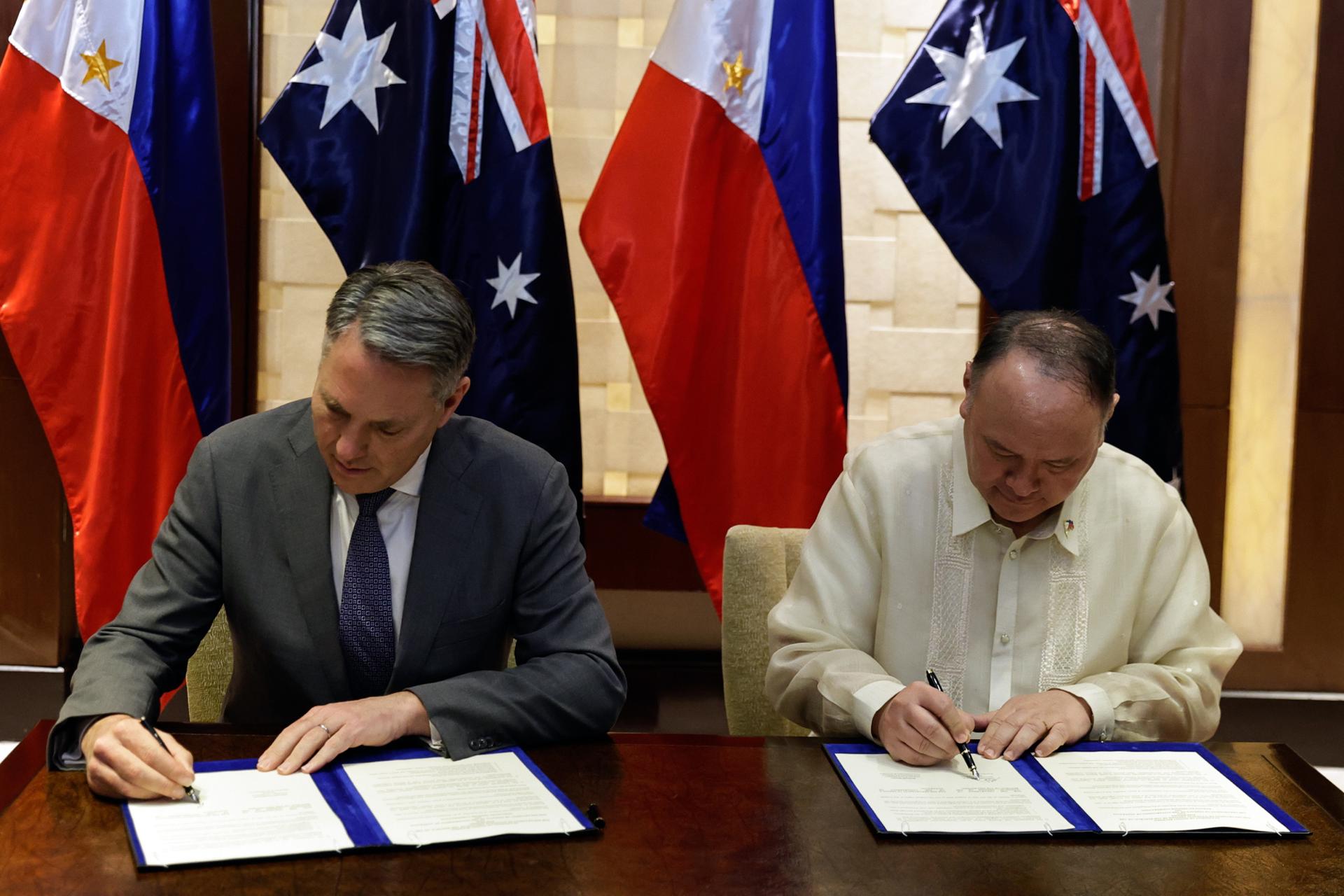 MAKATI (Filipinas), 22/08/2025.- El viceprimer ministro y ministro de Defensa australiano, Richard Marles (izq.), y el secretario de Defensa filipino, Gilberto Teodoro (der.), firman documentos relativos a una declaración de intenciones de cooperación en defensa tras reunirse en un hotel de Makati, Metro Manila, Filipinas, el 22 de agosto de 2025. EFE/EPA/ROLEX DELA PENA
