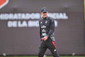 Imagen de archivo del seleccionador de Perú, Óscar Ibáñez. EFE/ Paolo Aguilar