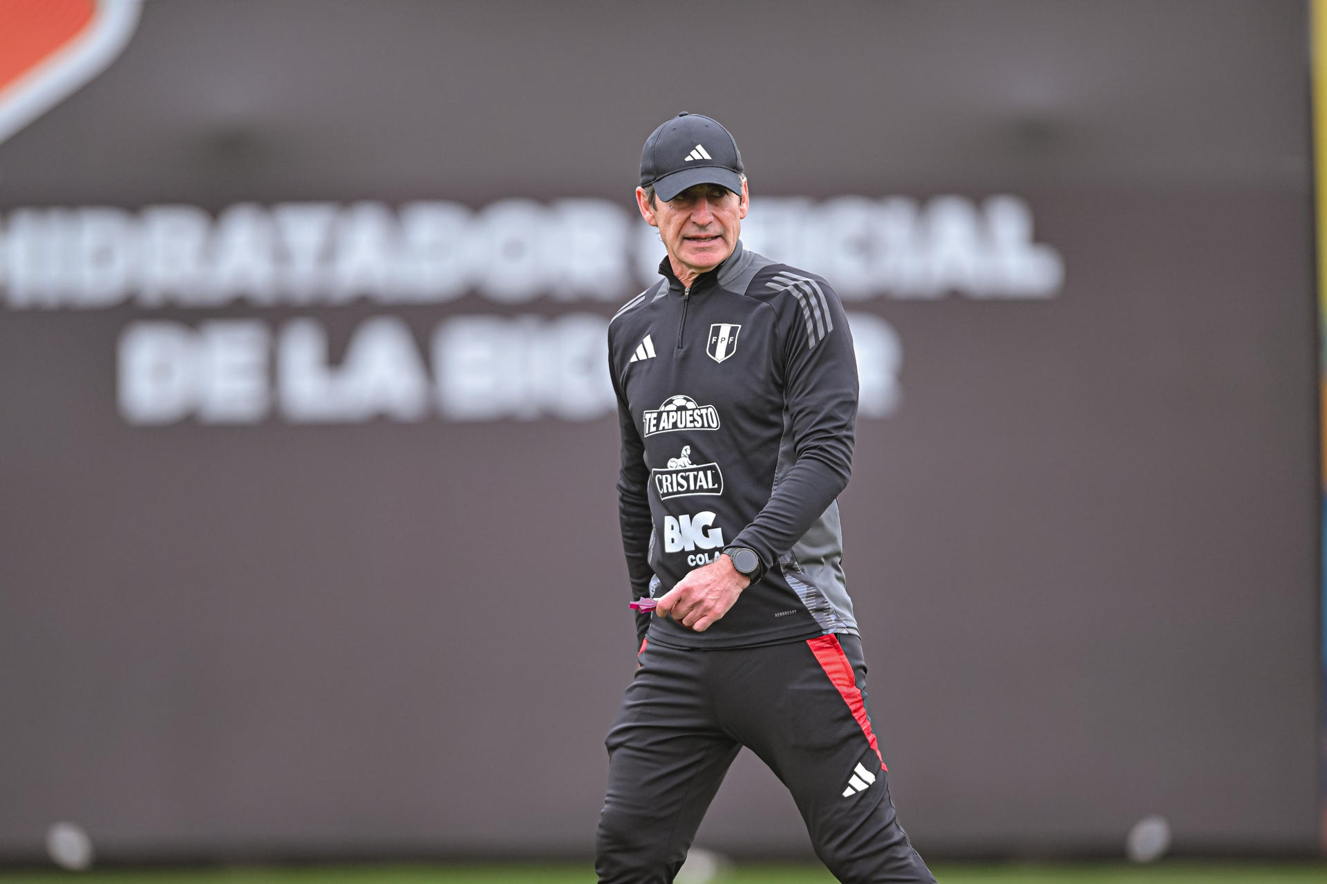 Imagen de archivo del seleccionador de Perú, Óscar Ibáñez. EFE/ Paolo Aguilar