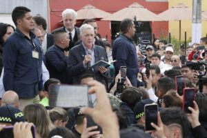 El expresidente de Colombia Álvaro Uribe habla frente a simpatizantes durante un evento este sábado, en Bogotá (Colombia). Uribe rindió homenaje al precandidato presidencial de su partido Miguel Uribe Turbay, en el lugar del occidente de Bogotá donde ocurrió el atentado que le costó la vida, con un llamado a la seguridad y libertad en el país. EFE/ Carlos Ortega