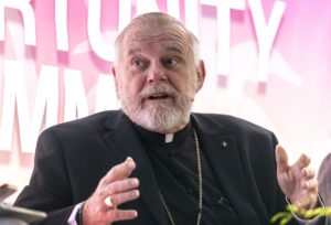 Fotografía de archivo del arzobispo de Miami, Thomas G. Wenski, durante una rueda de prensa, en Miami (FL, EE.UU.). EFE/Cristóbal Herrera
