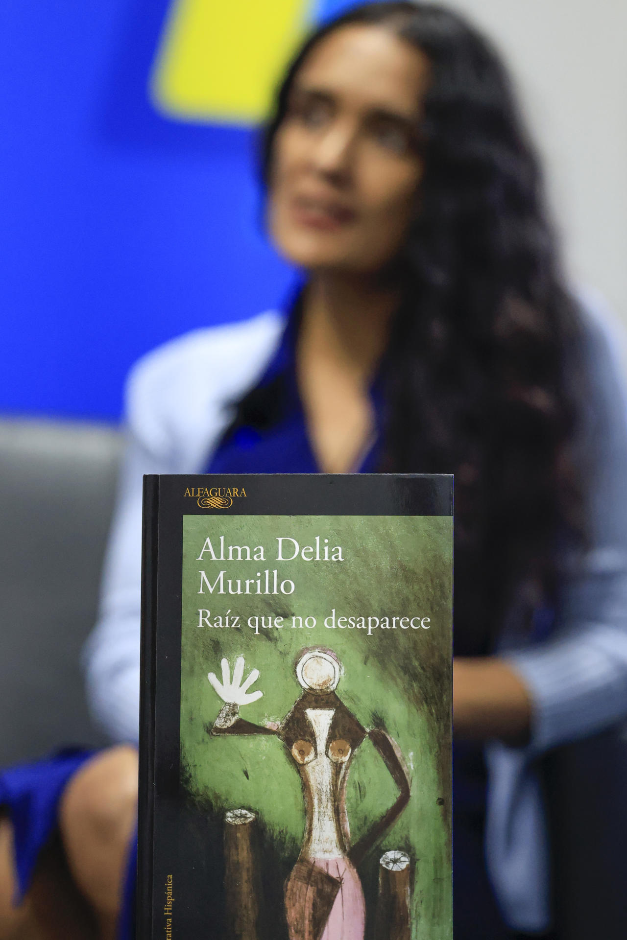 Fotografía del libro 'Raíz que no desaparece' de la escritora mexicana Alma Delia Murillo en la Feria Internacional del Libro en Ciudad de Panamá (Panamá). EFE/ Bienvenido Velasco
