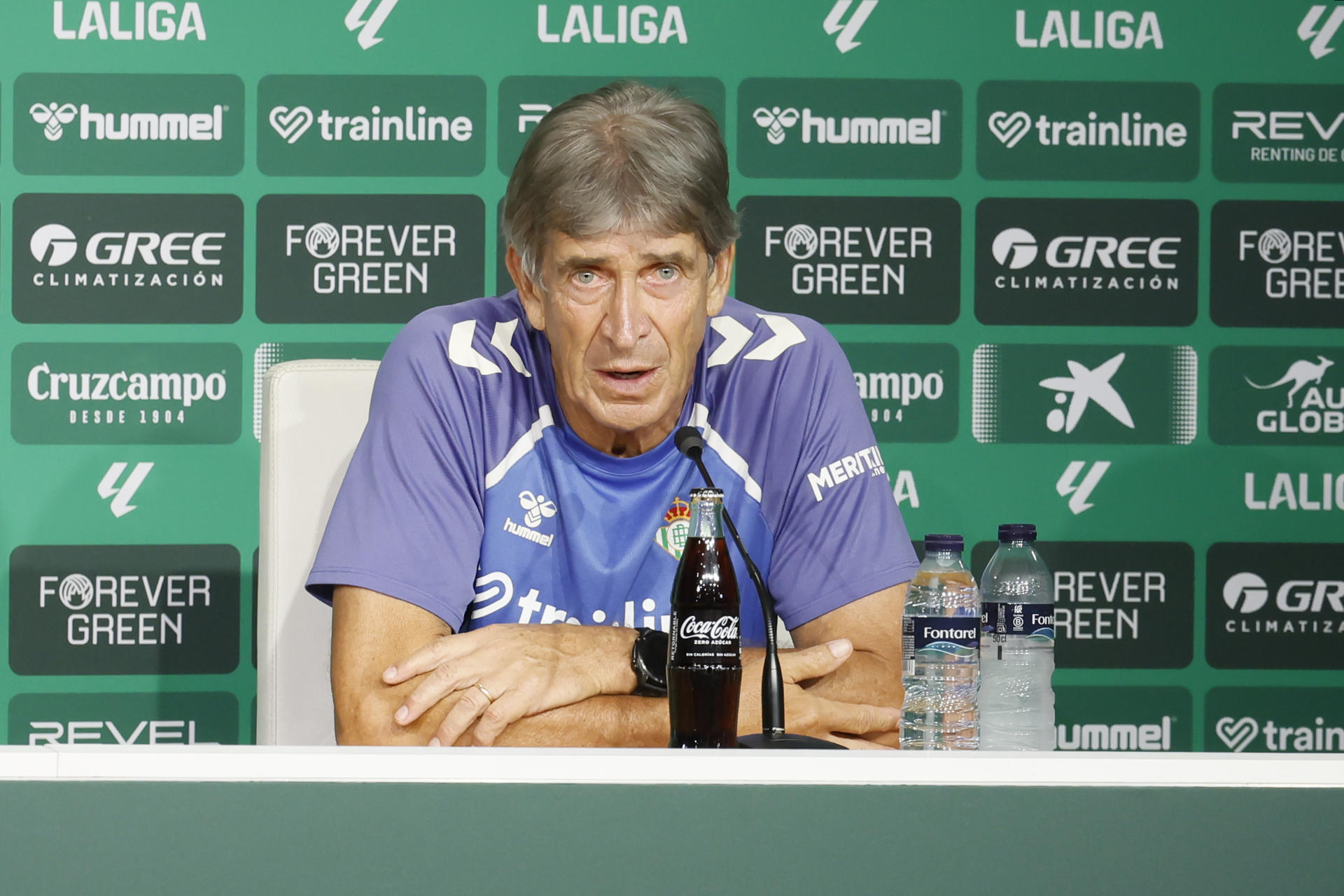 Foto de archivo del 21/08/2025 del entrenador chileno del Real Betis, Manuel Pellegrini, durante una rueda de prensa. EFE/José Manuel Vidal